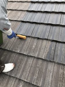屋根の下塗り一回目