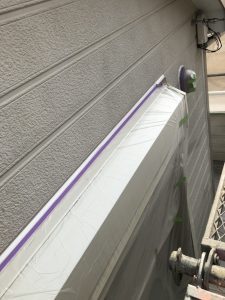春日井市にて外壁塗装　Ｇ様邸　シーリング作業の様子