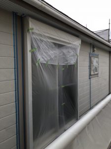 春日井市にて外壁塗装　Ｇ様邸　養生作業の様子