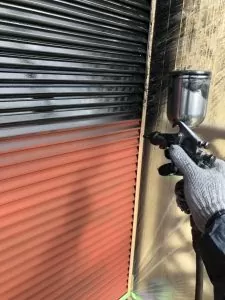 春日井市にて外壁塗装平屋の戸建て雨戸の吹き付け塗装
