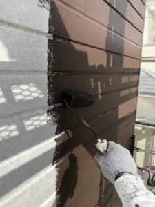 春日井市柏原にて外壁塗装外壁の色替え部分の中塗り施工中