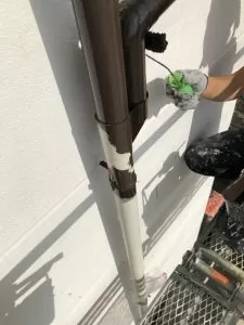 春日井市柏原にて外壁塗装樋の塗装一回目
