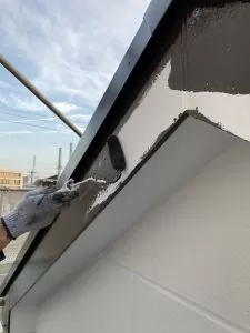 春日井市柏原にて外壁塗装破風板の塗装一回目