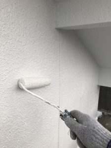 小牧市にて外壁塗装工事　～モルタル壁の中塗り・上塗り～