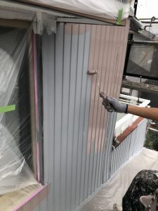 小牧市にて外壁塗装工事　～トタン壁の中塗り～