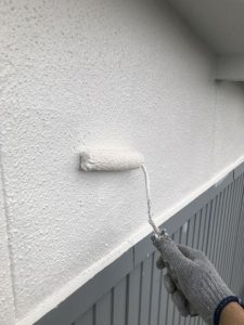 春日井市東野町にて外壁塗装モルタル壁の中塗り