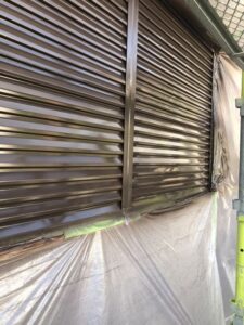 春日井市にて外壁塗装雨戸の吹付け工程4