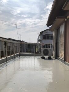 春日井市にて防水塗装ウレタン防水層1層目完工
