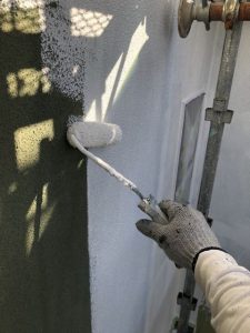 春日井市勝川にて外壁塗装外壁の下塗り