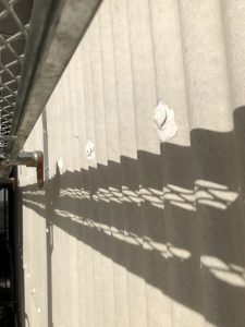 春日井市岩野町にて倉庫の外壁塗装フックボルト周りのコーキング