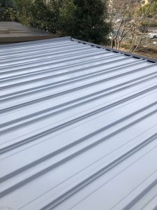 春日井市にて倉庫の屋根塗装中塗り完了