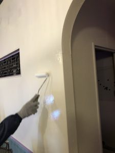 春日井市にて店舗内塗装モルタル壁の下塗り