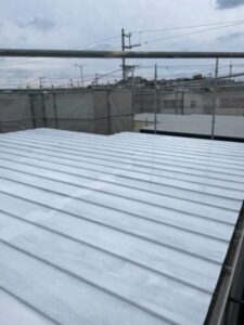 春日井市で貸家の屋根塗装　施工の様子