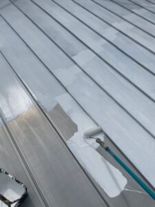 春日井市で貸家の屋根塗装　施工の様子