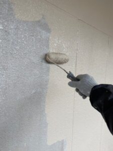 春日井市で外壁補修　仕上げ塗装の様子
